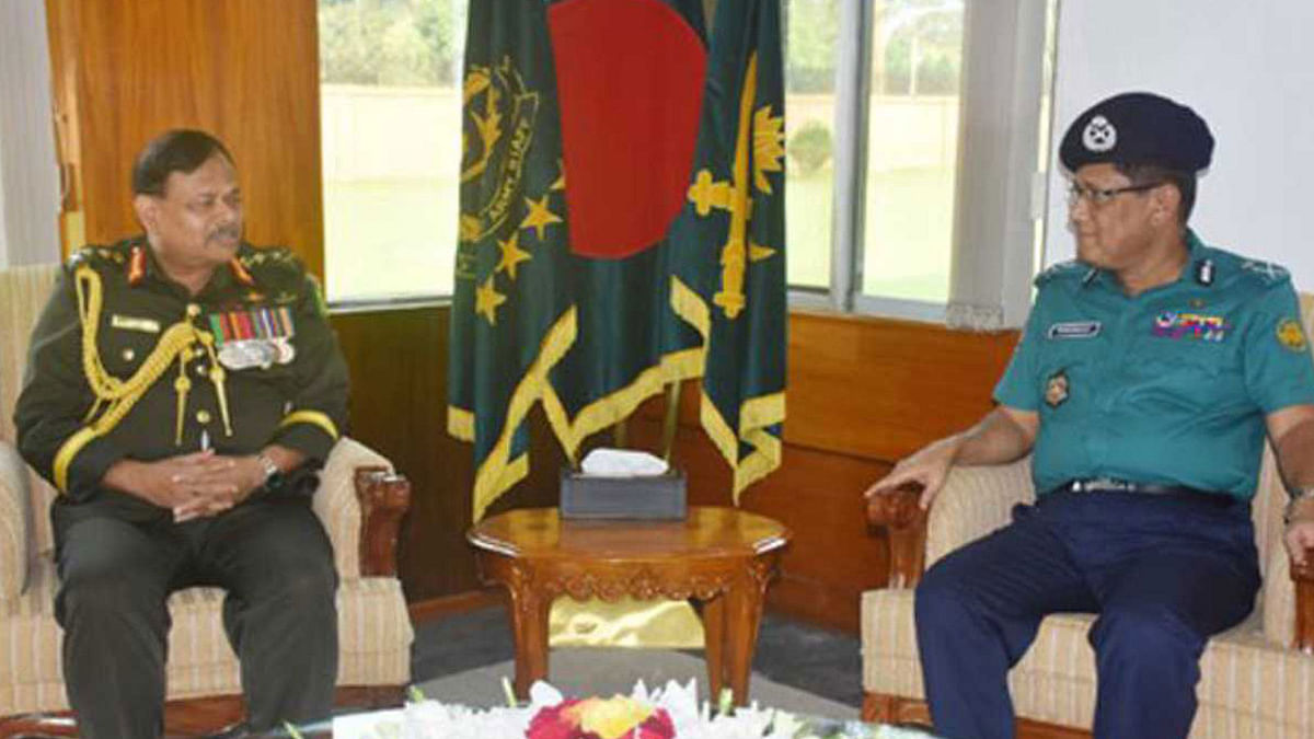 DMP Commissioner Asaduzamman Mia (R) meets Chief of Army Staff general Aziz Ahmed at the Army Headquarters in Dhaka Cantonment on Monday. Photo: ISPR/UNB