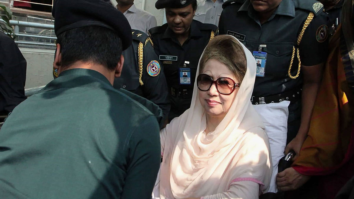 Main opposition leader and Bangladesh Nationalist Party (BNP) chairperson Khaleda Zia (C) looks on as she is escorted back to prison from a hospital visit in Dhaka on 8 November, 2018. Photo: AFP