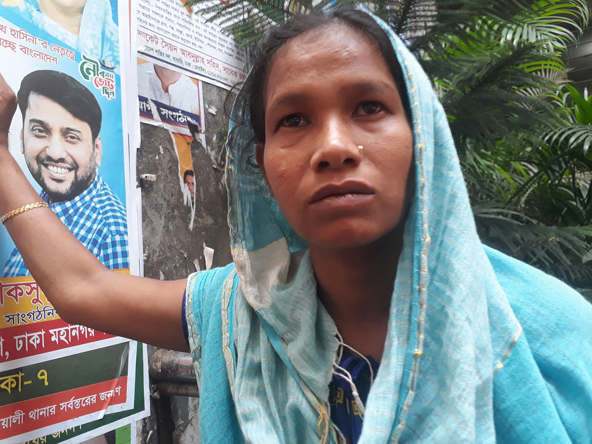 Nine-month pregnant Nipa Begum from Narayanganj at the CMM court compound in Dhaka on Wednesday waiting to see her husband in the prison van. Photo: Asaduzzaman  431 arrested, 310 on remand: Oikya Front rally
