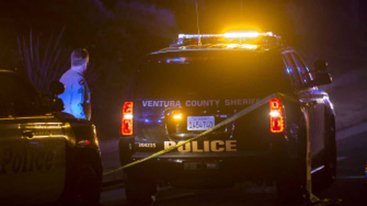 A Ventura County Sheriffs officer stands near a vehicle near the Borderline Bar and Grill, where a mass shooting occurred on 8 November 2018 in Thousand Oaks, California. Photo: AFP