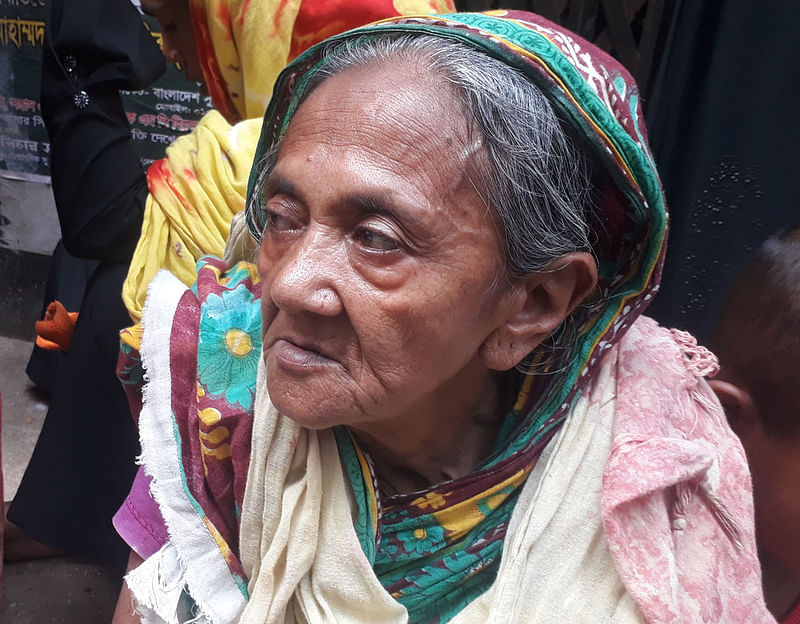 Elderly Yarun Nessa at the CMM court compound in Dhaka on Wednesday tried to catch a glimpse of her detained grandson. Photo: Asaduzzaman