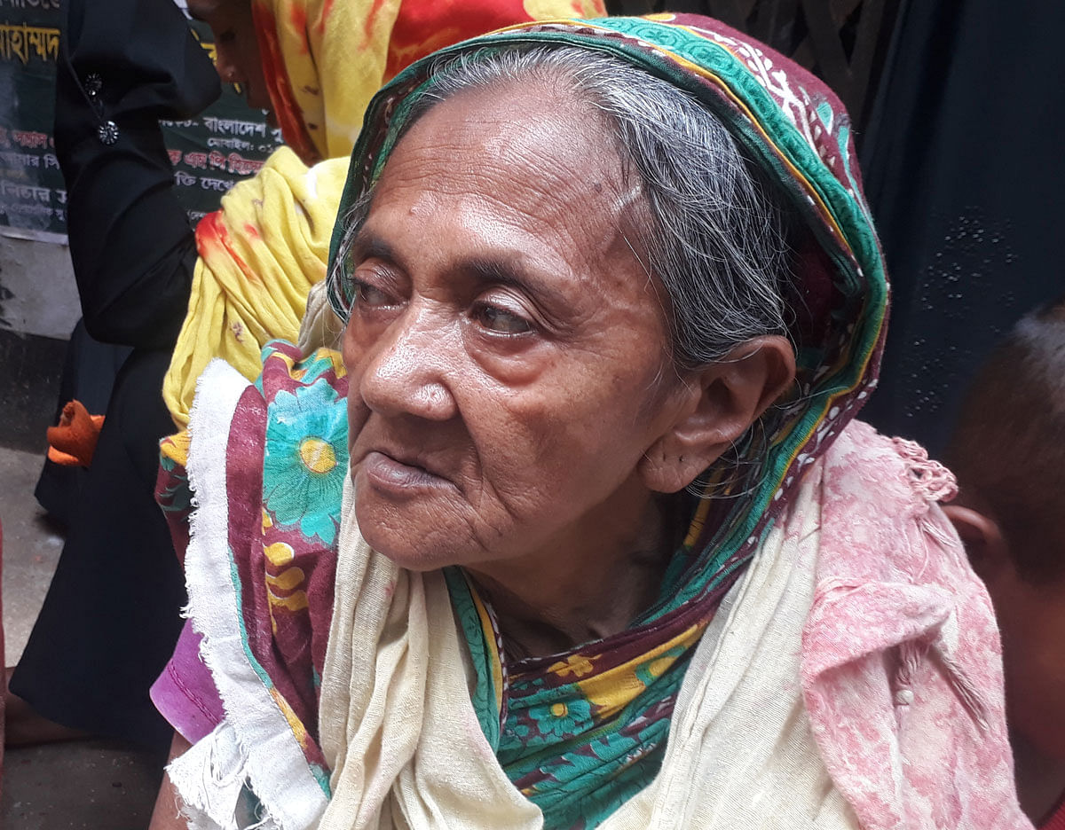 Elderly Yarun Nessa at the CMM court compound in Dhaka on Wednesday tried to catch a glimpse of her detained grandson. Photo: Asaduzzaman
