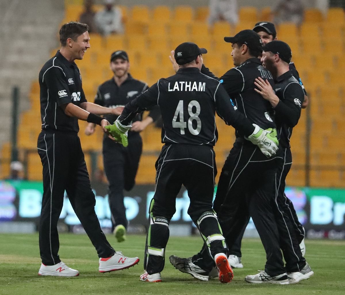 New Zealand cricketer Trent Boult (L) celebrates with teammates after he dismissed Pakistan batsman Babar Azam during the first one day international (ODI) cricket match between Pakistan and New Zealand at the Sheikh Zayed Cricket Stadium in Abu Dhabi on 7 November 2018. Photo: AFP