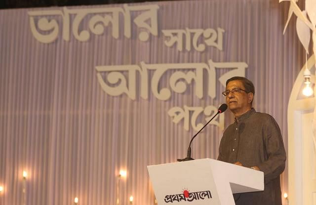 Prothom Alo editor Matiur Rahman speaks at a programme to celebrate 20th anniversary of the daily at a city hotel on Friday. Photo: Abdus Salam