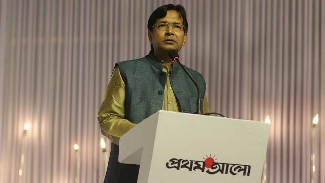 Prothom Alo managing editor Sajjad Sharif speaks at a programme to celebrate 20th anniversary of the daily at a city hotel on Friday. Photo: Abdus Salam