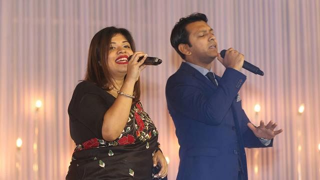 Singers Tahsan and Armeen Musa perform ‘O Alor Pothojatri’ at a programme to celebrate 20th anniversary of Prothom Alo at a city hotel on Friday. Photo: Abdus Salam