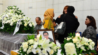 Family members and relatives of Hizkia Jorry Saruinsong, one of the ill-fated Lion Air flight JT 610 victim, mourn at a hospital`s morgue, in Jakarta, on 3 November 2018. An Indonesian diver died while recovering body parts from the ill-fated Lion Air plane which crashed into the sea killing 189 people, an official said on 3 November. Photo: AFP