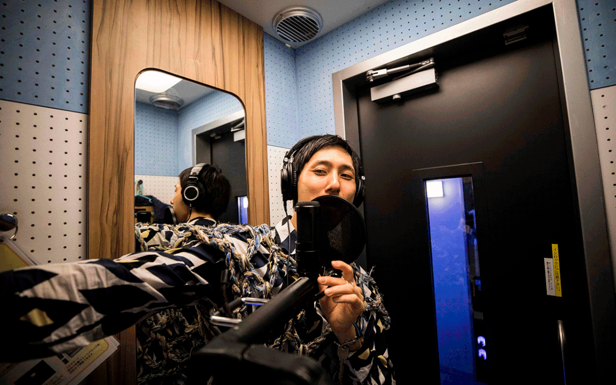 In this photo taken on 26 September 2018, 33-year-old Japanese man Masaki Kitakoga sings alone in a tiny booth at a karaoke parlour in Tokyo. Photo: AFP