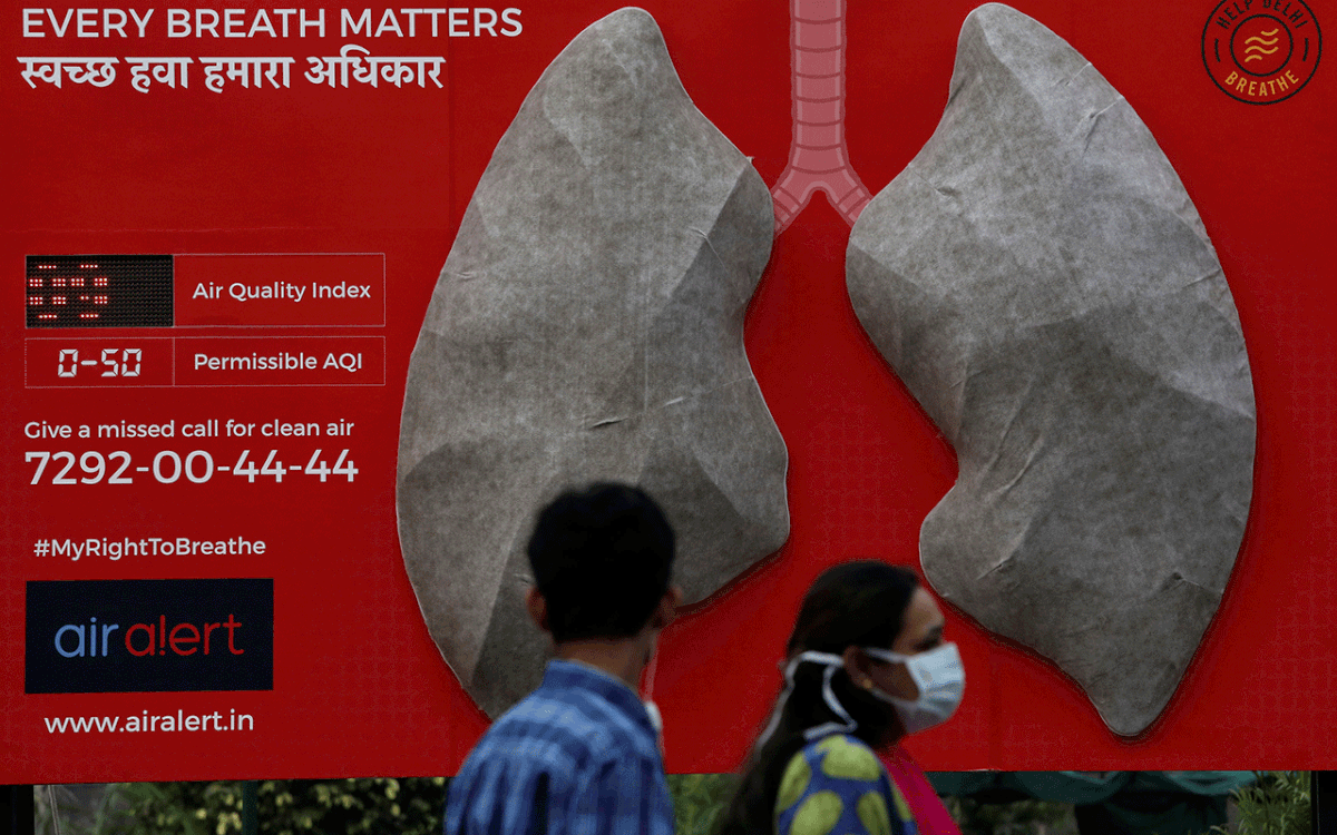 People pass by an installation of an artificial model of lungs to illustrate the effect of air pollution outside a hospital in New Delhi, India, 5 November 2018. Photo: Reuters