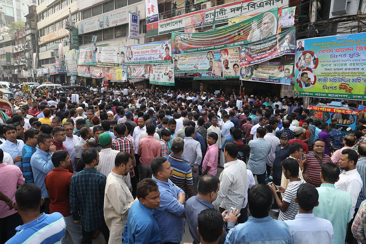 Leaders and activists of the Bangladesh Nationalist Party crowd before the central office of the party at Naya Paltan, Dhaka on 12 November to collect nomination forms to take part in the parliamentary elections. Photo: Dipu Malakar