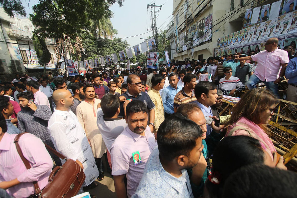 Leaders and activists of Awami League crowd before the AL office at Dhanmondi, Dhaka on 12 November to collect nomination forms to take part in the 11th parliamentary elections. Photo: Abdus Salam