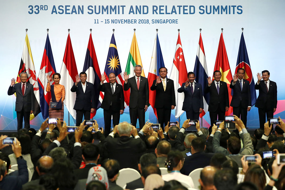 ASEAN leaders gather for a group photo during the opening ceremony of the 33rd ASEAN Summit in Singapore on 13 November 2018. Photo: Reuters