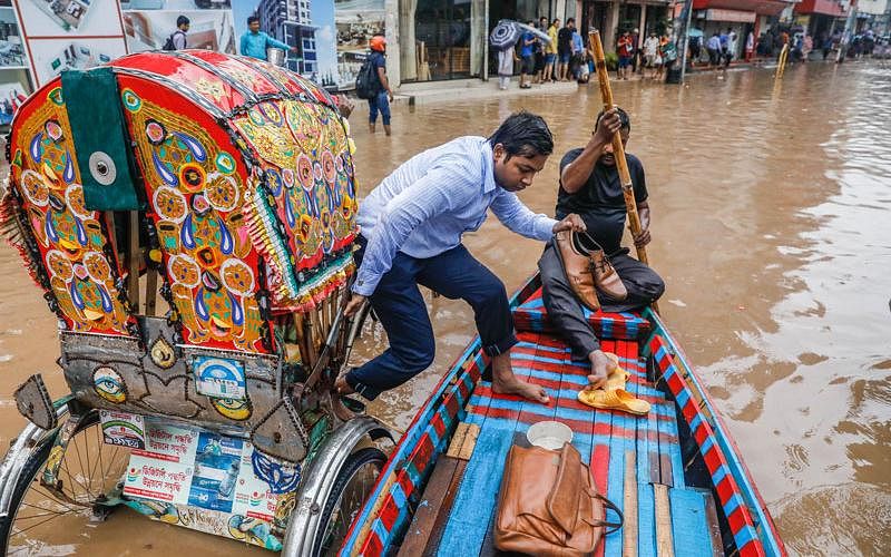 The avenues you saw in the morning which were teeming with junky buses and funky cars, may turn into an overflowing canal with boats floating along in the afternoon. This photo taken from Kazipara, Dhaka, on 23 July. Photo: Dipu Malakar