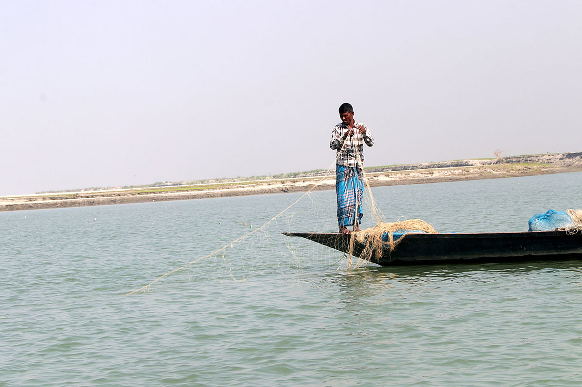 A fisherman fishing in the river Jamuna at Kalitola Growen dam, Sariakandi, Bogura on 13 November. Photo: Soel Rana