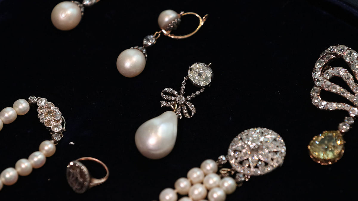 In this file photo taken on 19 October, 2018 the `Queen Marie Antoinette`s Pearl` (C) with an estimated value of £767,500-£1,534,000 GBP (872,500-1,743,000 Euros, $1,000,000-2,000,000 USD) is pictured with other jewellery during a photocall for the sale of `Royal Jewels from the Bourbon Parma Family` at Sotheby`s auction house in London on 19 October, 2018. One of the most important royal jewellery collections ever to come to auction comes for sale at Sotheby’s in Geneva on 14 November, 2018. Photo: AFP