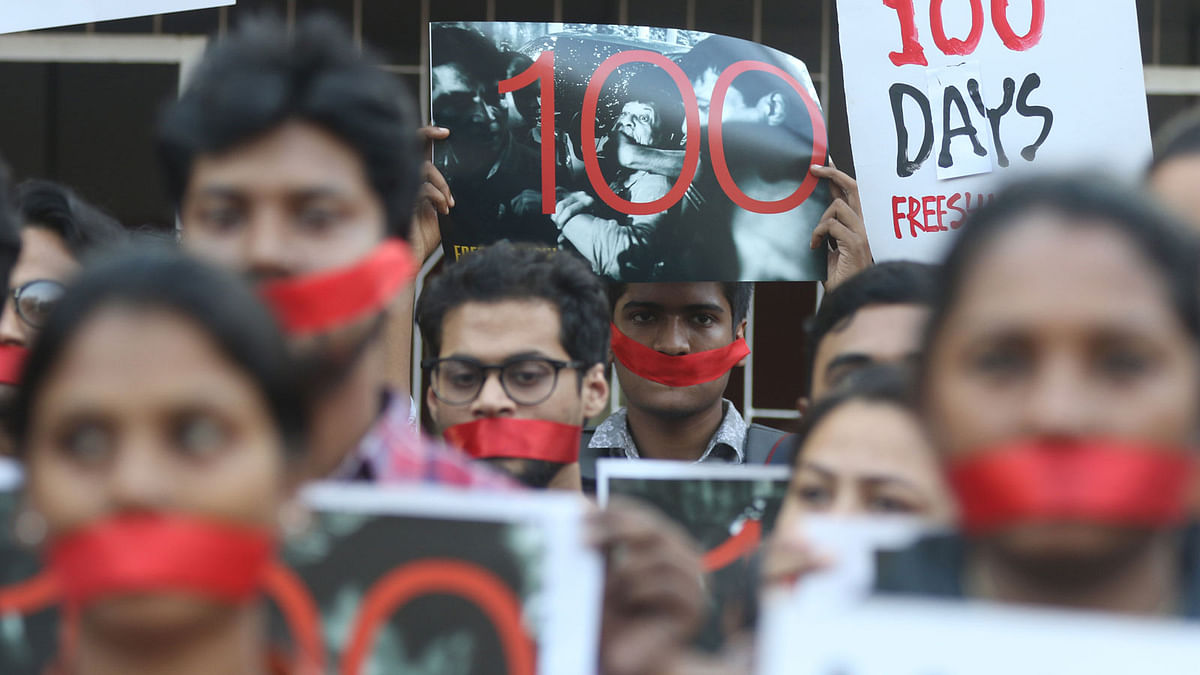 People including the students and colleagues of photojournalist Shahidul Alam demand his release marking the 100th day of his detention on 13 November. Shahbagh, Dhaka. Photo: Abdus Salam