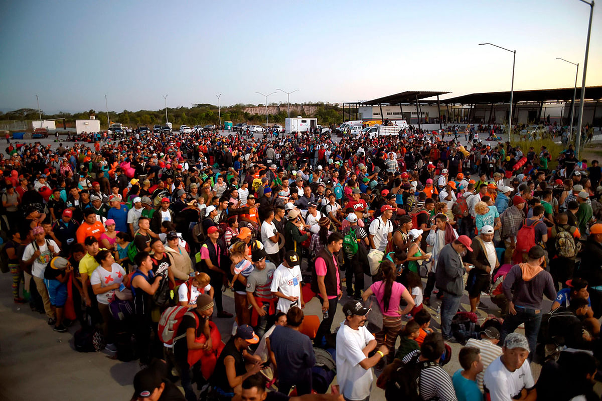 Hundreds of Central American migrants -mostly Hondurans- moving towards the United States in hopes of a better life, wait for a buses at the La Concha phytosanitary station in State of Sinaloa on 13 November 2018. US defence secretary Jim Mattis said Tuesday he will visit the US-Mexico border, where thousands of active-duty soldiers have been deployed to help border police prepare for the arrival of a `caravan` of migrants. Photo: AFP