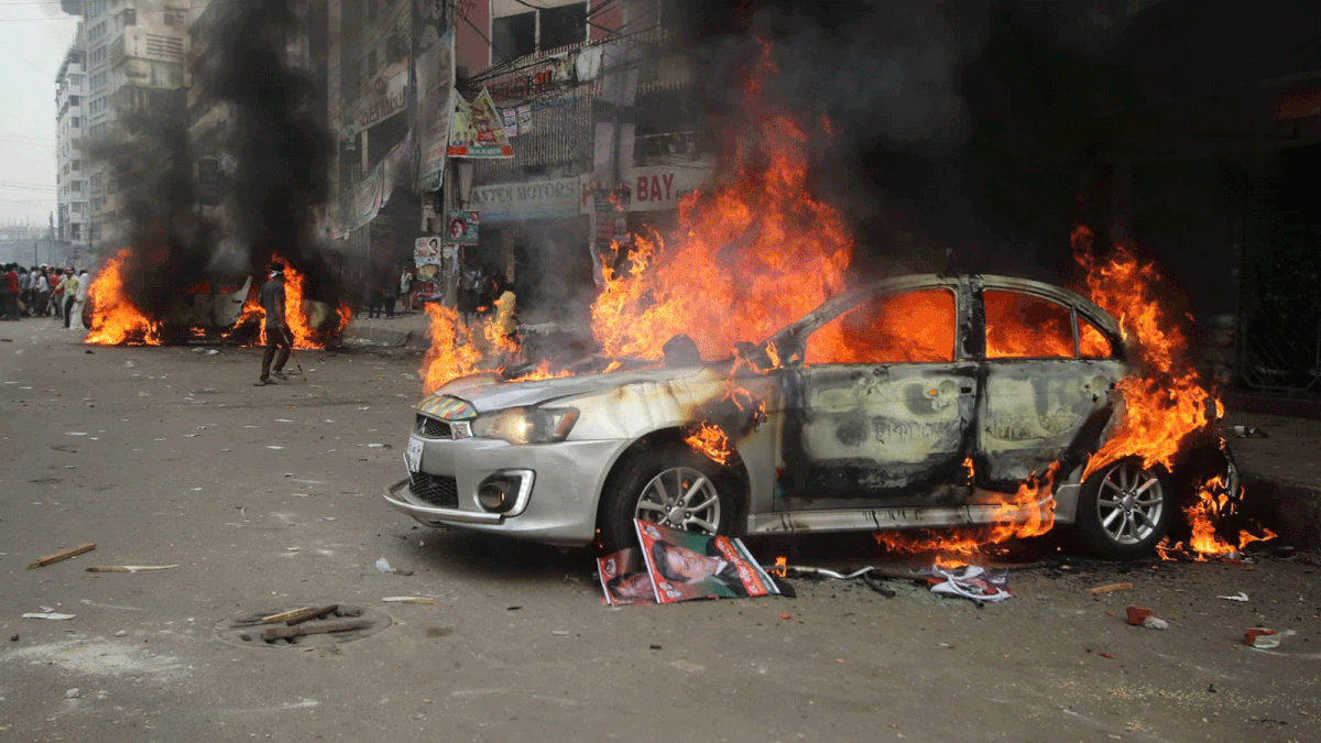 Angry activists of Bangladesh Nationalist Party torched a vehicle following clashes between the police and its leaders and activists at Naya Paltan in Dhaka on 14 November. Photo: Abdus Salam