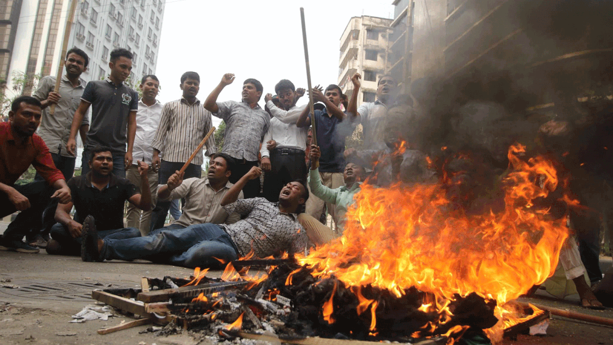 Enraged activists of Bangladesh Nationalist Party protest at Naya Paltan in Dhaka on 14 November following the retreat of the police after clashes between the two. Photo: Abdus Salam
