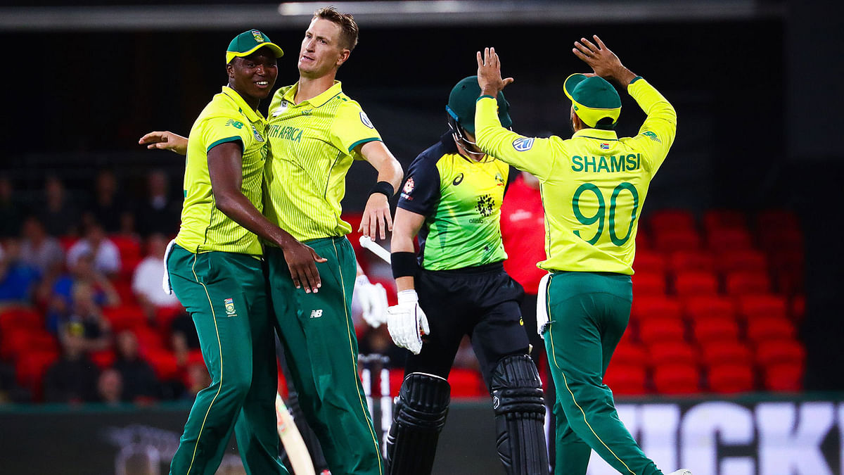 Chris Morris (C) of South Africa is congratulated by teammates after dismissing Australia`s D`Arcy Short during the T20 international cricket match between Australia and South Africa at Metricon Stadium on the Gold Coast on 17 November, 2018. Photo: AFP