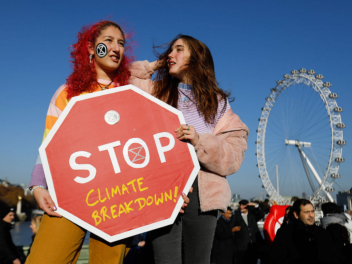 Demonstrators take part in a pro-environment protest as they block Westminster Bridge in central London on 17 November 2018, calling on the British government to take action on climate and ecological issues. Photo: AFP