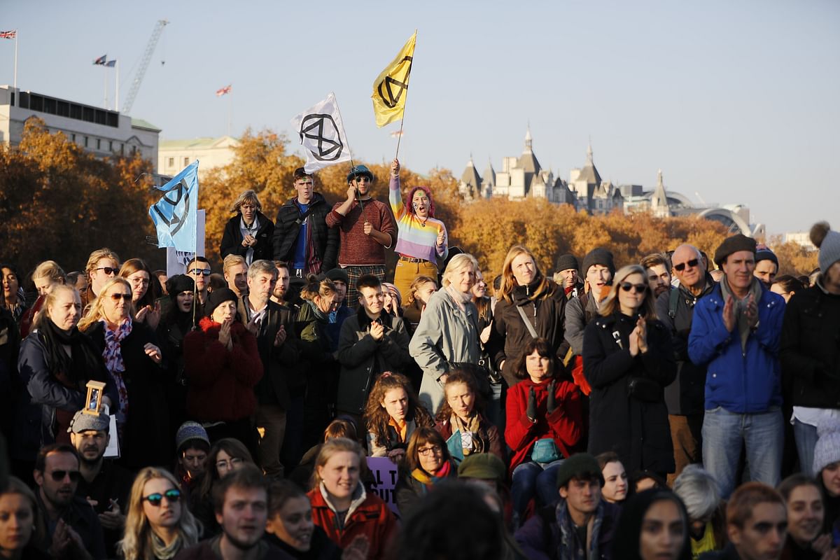 Demonstrators take part in a pro-environment protest blocking Westminster Bridge in central London on 17 November 2018, calling on the British government to take action on climate and ecological issues. Photo: AFP
