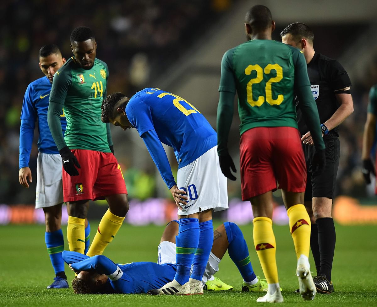 Brazil`s striker Neymar lays injured on the pitch during the international friendly football match between Brazil and Cameroon at Stadium MK in Milton Keynes, central England, on 20 November 2018. Photo: AFP