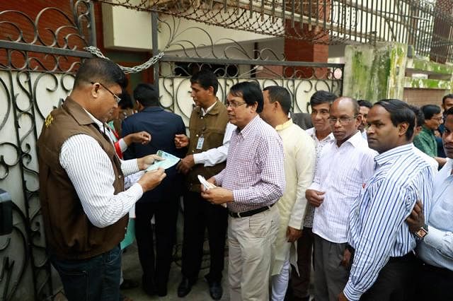 Nomination seekers enter the BNP chairperson’s Gulshan office in Dhaka. Prothom Alo File Photo