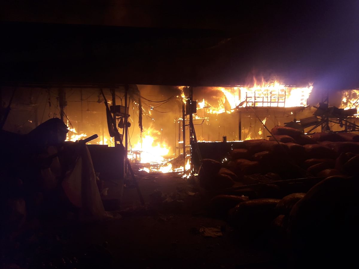 This photo taken on 21 November shows the Karwan Bazar kitchen market in Dhaka catches fire early morning. The fire service doused the blazes later. Photo: Prothom Alo