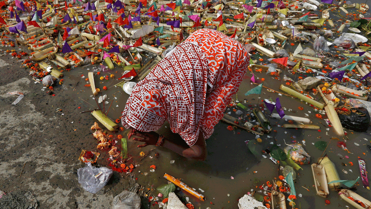 A woman worships after floating a small decorated boat made with banana stem in the waters of the Ganga river on the occasion of the annual Hindu festival of `Karthik Purnima` in Kolkata, India, 23 November 2018. Photo: Reuters