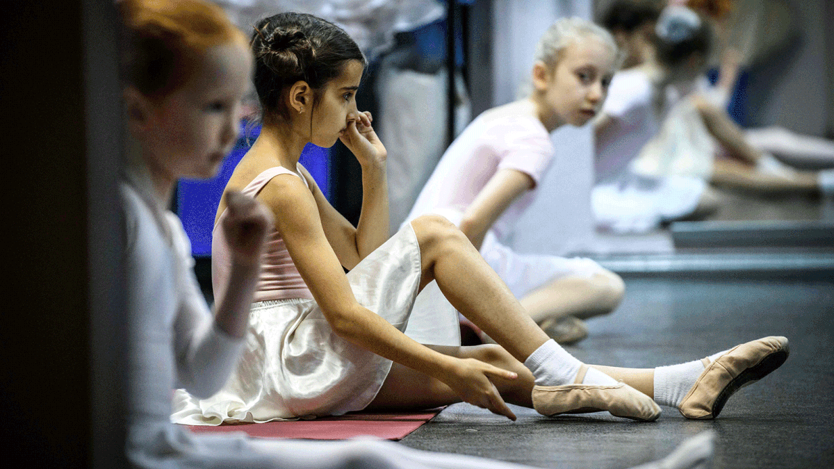 Girls attend a class at a ballet studio in Moscow on 22 November 2018. In a small studio in northern Moscow, parents and grandparents sit in a corridor waiting for children as young as three to finish their ballet class. Photo: AFP