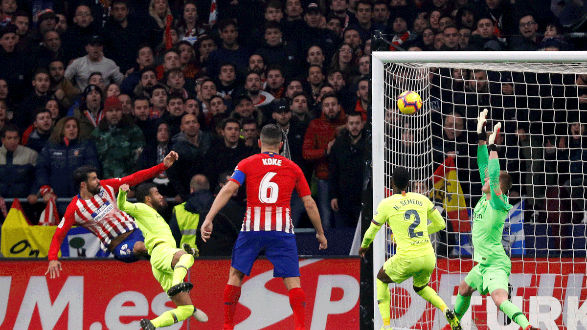 Atletico Madrid`s Diego Costa scores their first goal in a La Liga match against Barcelona at Wanda Metropolitano, Madrid, Spain on 24 November 2018. Photo: Reuters