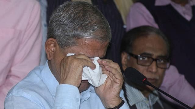 : Bangladesh Nationalist Party (BNP) secretary general Mirza Fakhrul Islam Alamgir burts into tears during a press conference at the BNP chairperson Gulshan office on Monday. Photo: Abdus Salam