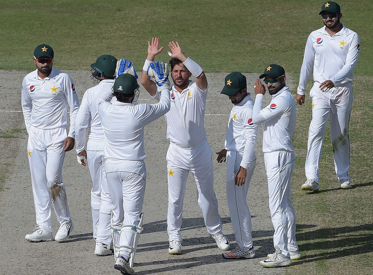 Pakistani spinner Yasir Shah (C) celebrates with teammates after taking the wicket of New Zealand batsman Ish Sodhi during the fourth day of the second Test cricket match between Pakistan and New Zealand at the Dubai International Stadium in Dubai on 27 November 2018. Photo: AFP