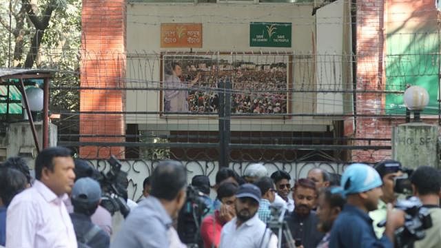 Newsmen and BNP leaders and activists are seen waiting in front of the party office. Prothom Alo File Photo