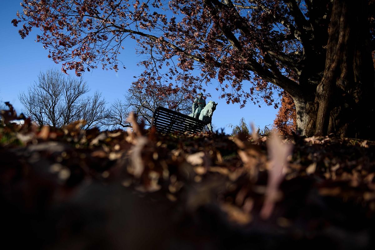 A statue of Confederate General Robert Edward Lee is seen in Market Street Park during the first day of jury selection for James Fields`s murder trial at the Charlottesville Circuit Court, 26 November 2018 in Charlottesville, Virginia, US. Photo: AFP