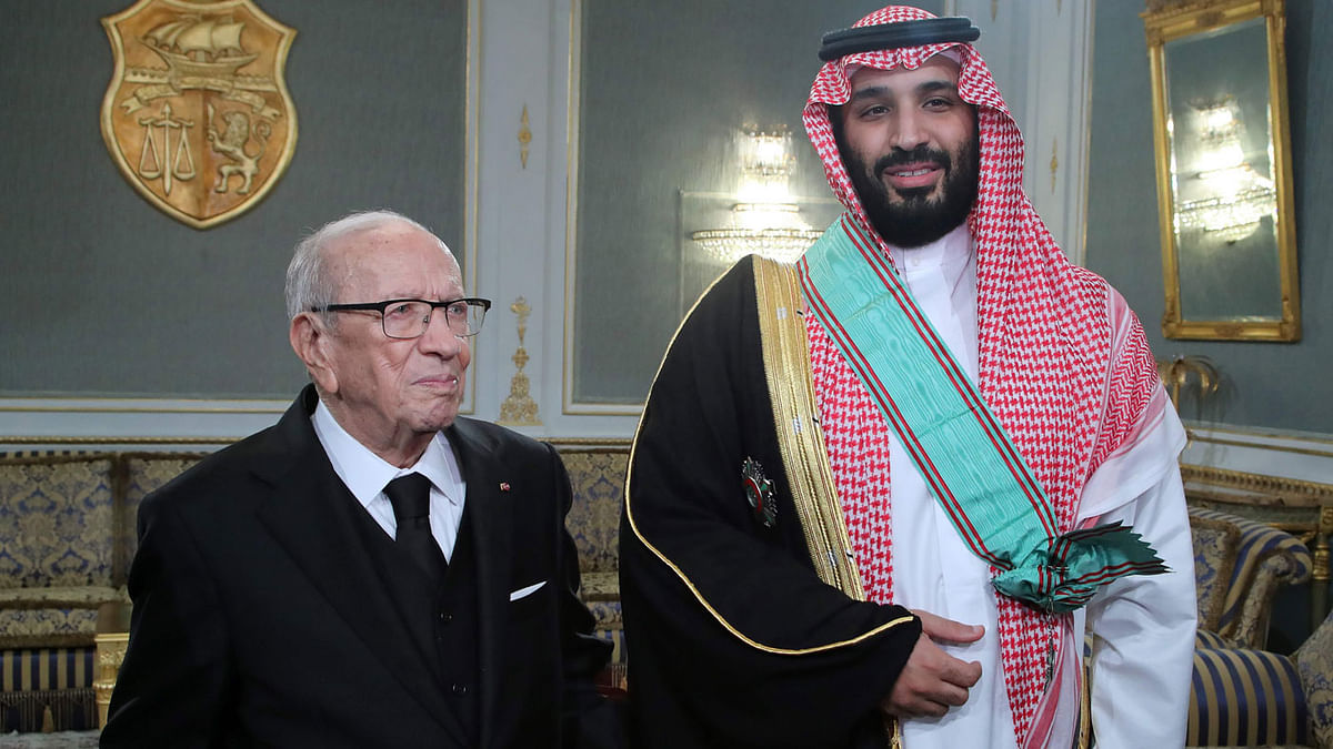 Tunisian President Beji Caid Essebsi (L) poses for a picture with Saudi Arabia`s Crown Prince Mohammed bin Salman (R) upon the latter`s arrival at the presidential palace in Carthage on the eastern outskirts of the capital Tunis on 27 November 2018. Photo: AFP