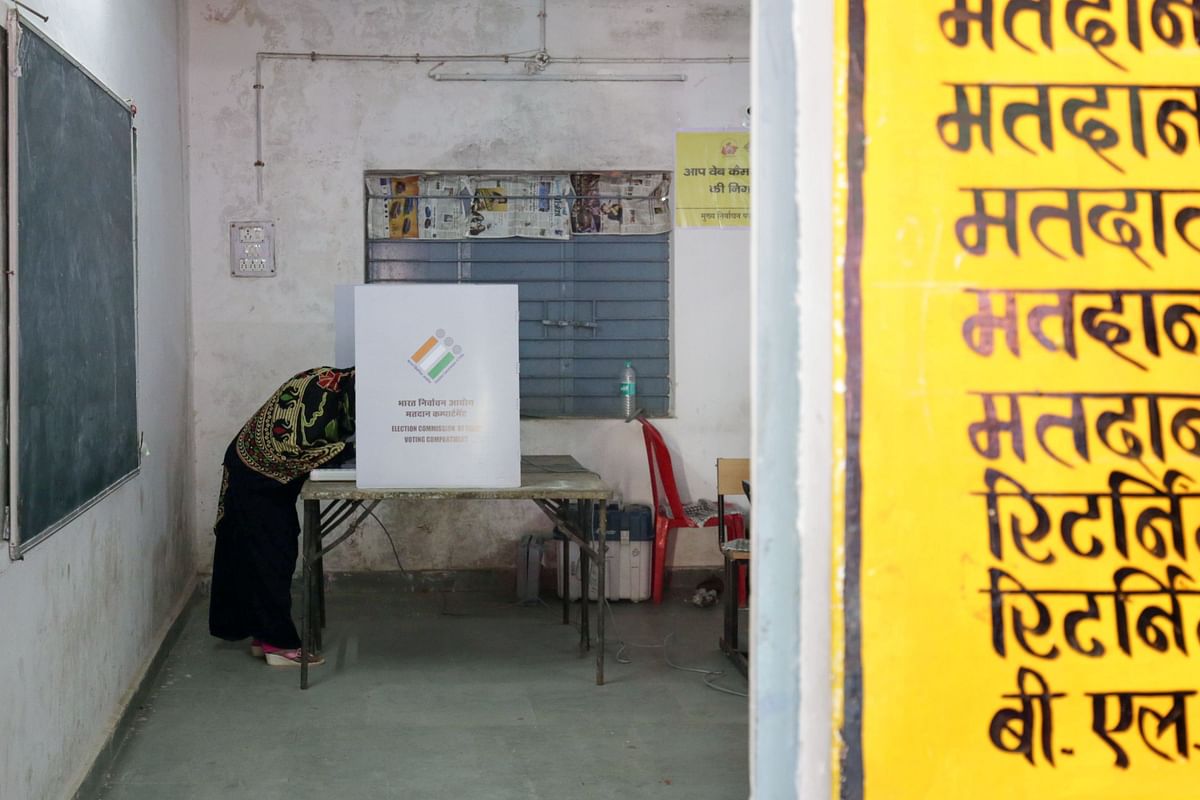 A voter marks her ballot at a polling booth for India`s Madhya Pradesh state assembly election in Bhopal on 28 November 2018. Millions of Indians began voting on 28 November for a key state election seen as a direct fight between prime minister Narendra Modi and his lead rival ahead of the national vote. Photo: AFP