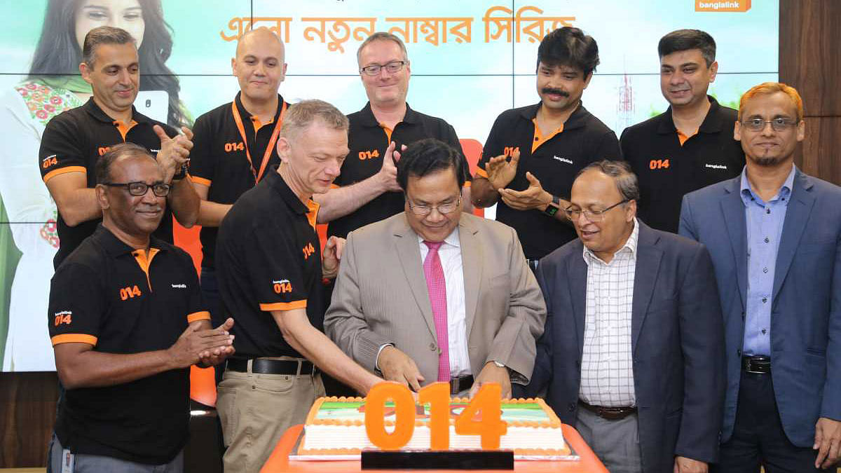 Acting chairman of Bangladesh Telecom and Regulatory Commission (BTRC) Jahurul Haque and Banglalink officials cut cake at a ceremony at Gulshan area in the city on Thursday. Photo: Courtesy/UNB