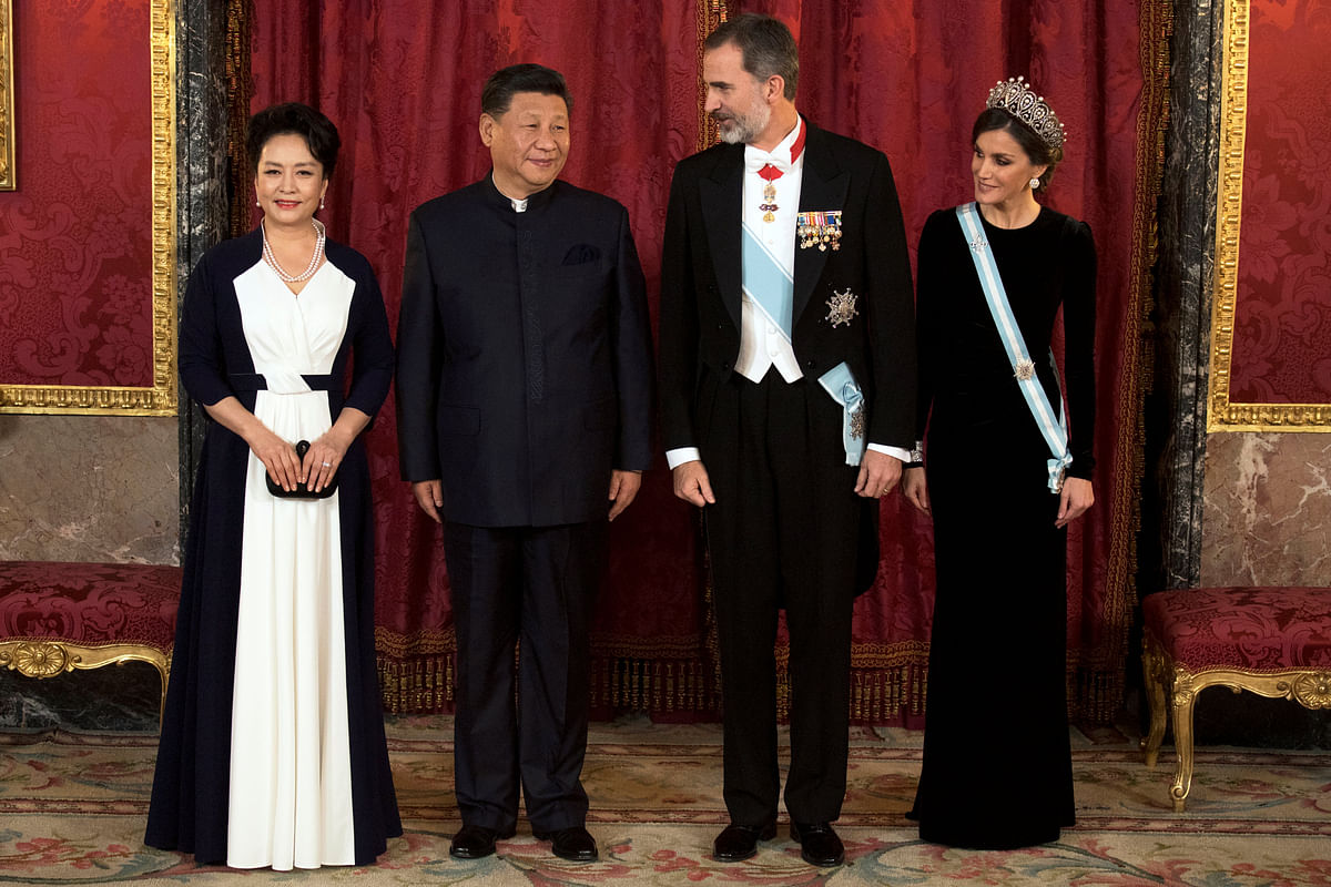 China`s president Xi Jinping and his wife Peng Liyuan pose with Spain`s King Felipe and Queen Letizia before a gala dinner at the Royal Palace in Madrid, Spain, on 28 November 2018. Photo: Reuters