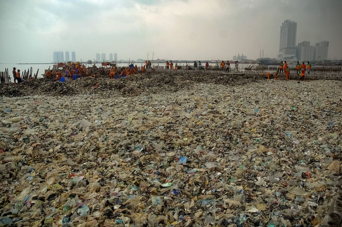 In this picture taken on 17 March 2018 workers clear up garbage piling up in Jakarta Bay area as part of the earliest local government combat against waste on its waters. Residents living on a string of coral-fringed islands to the north of Jakarta’s coast are battling a tidal wave of trash, with more than 40 tonnes of rubbish picked up daily over the past week. Photo: AFP
