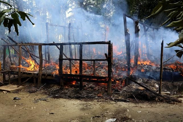 A house is seen on fire in Gawduthar village, Maungdaw township, in the north of Rakhine state, Myanmar 7 September 2017. Photo: Reuters