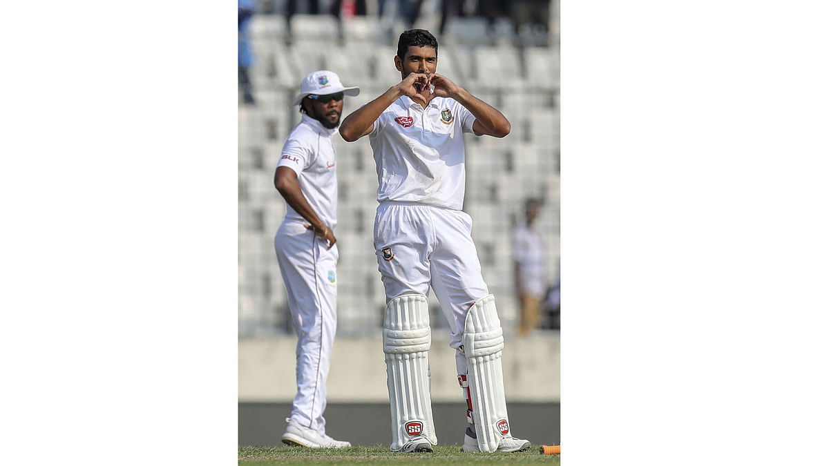 Bangladesh`s Mahmudullah Riyadh celebrates by showing a heart sign after scoring a century during the second day of the second Test cricket match between Bangladesh and West Indies in Dhaka on 1 December 2018. Photo: AFP