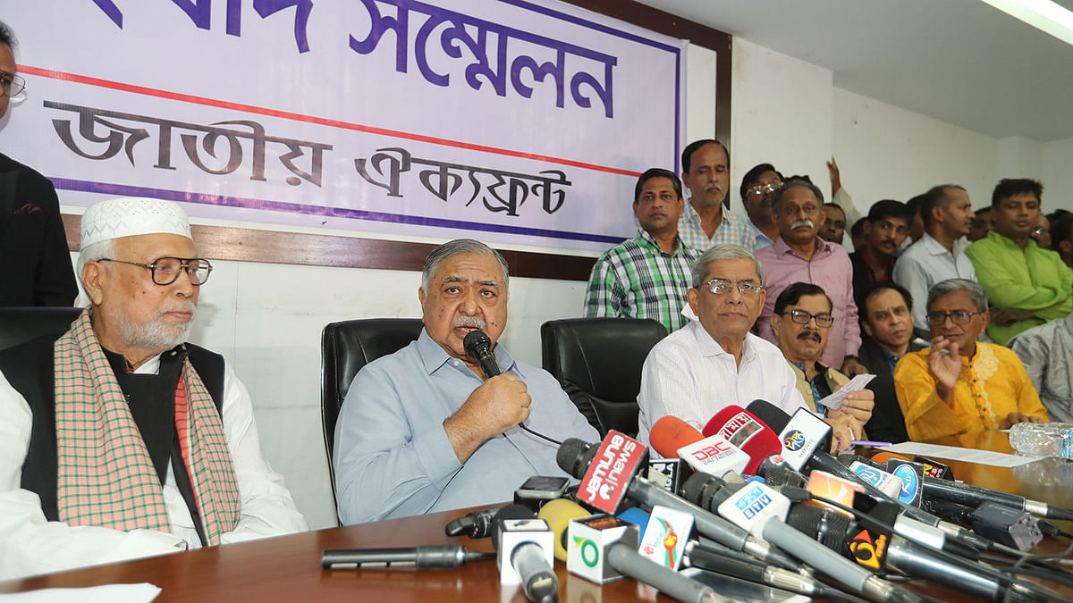 Gano Forum president Kamal Hossain delivers speech at a press conference held by the Jatiya Oikya Front in Dhaka on 1 December. Photo: Sajid Hossain