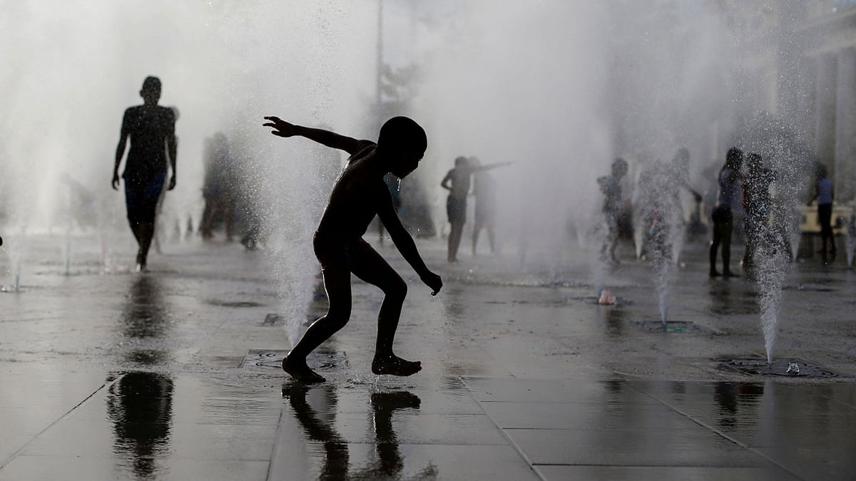 A child plays in the musical fountain at the `Plaza 22 de Agosto` in Managua, Nicaragua on 2 December 2018. Photo: Reuters
