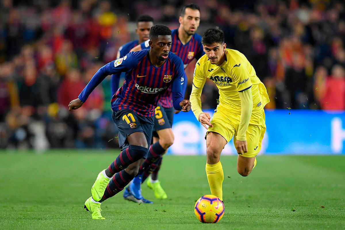Barcelona`s French forward Ousmane Dembele (L)vies for the ball with Villarreal`s Spanish forward Gerard Moreno during the Spanish league football match FC Barcelona against Villarreal CF at the Camp Nou stadium in Barcelona on 2 December 2018. Photo: AFP