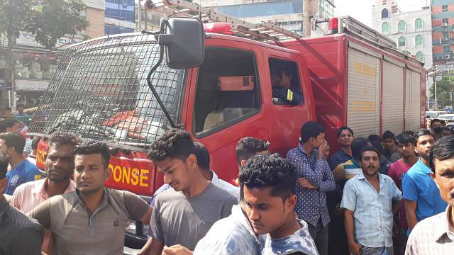 A vehicle of the fire service is seen in front of the house. Photo: Abdus Salam