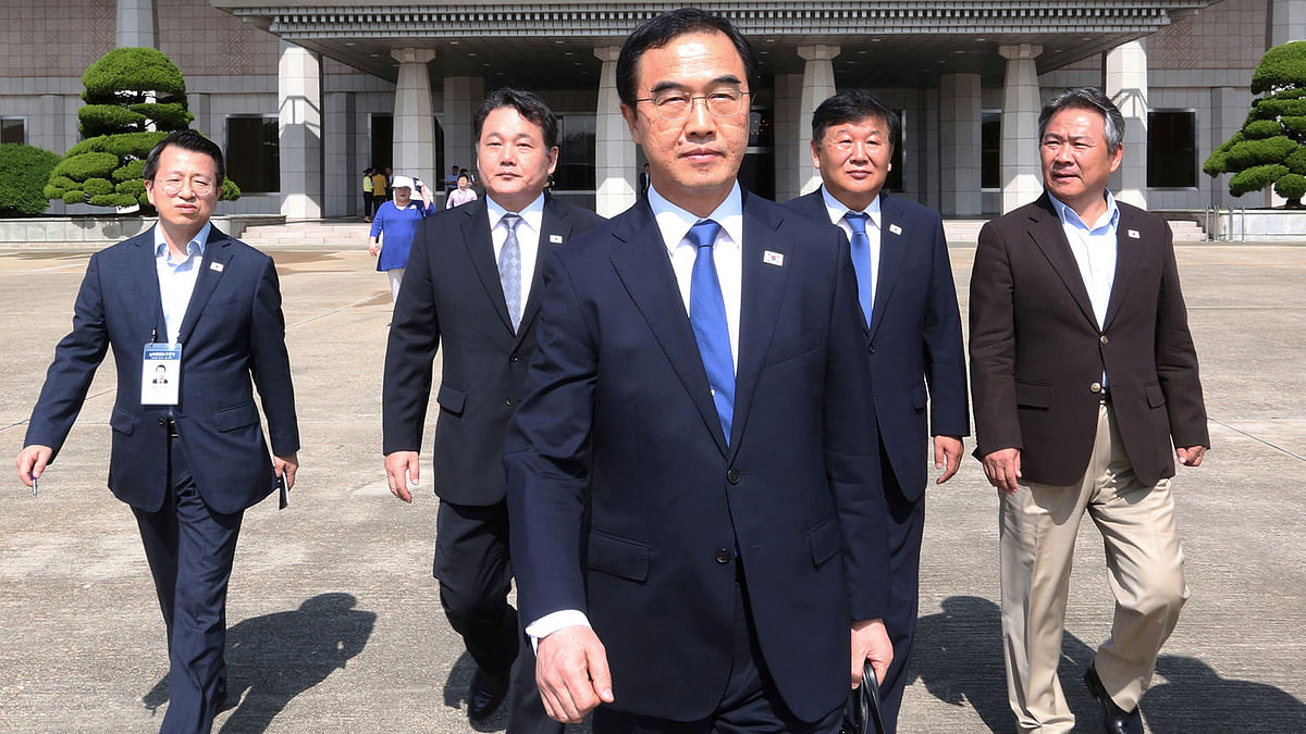 South Korean unification minister Cho Myoung-gyon walks to board a plane to leave for Pyongyang, North Korea, to participate in the inter-Korean basketball matches, at Seoul Airport in Seongnam, South Korea on 3 July. Photo: Reuters