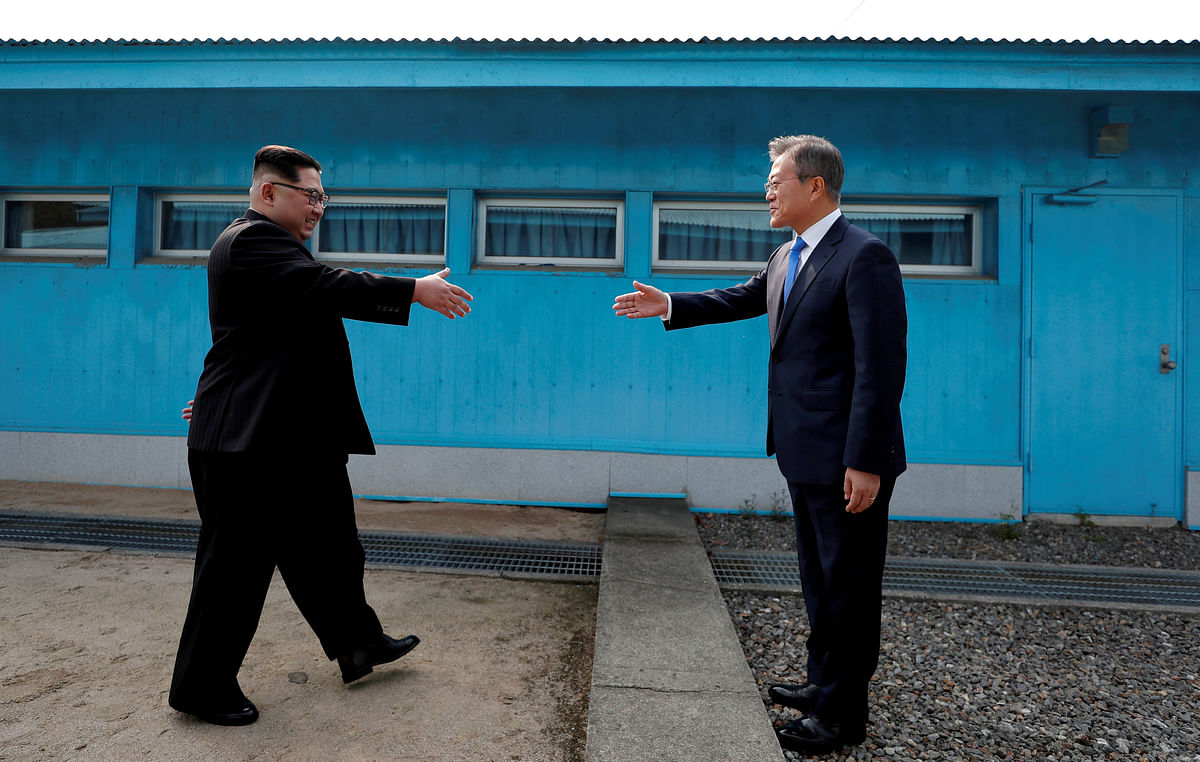 South Korean President Moon Jae-in and North Korean leader Kim Jong Un shake hands at the truce village of Panmunjom inside the demilitarized zone separating the two Koreas, South Korea, 27 April 2018. Photo: Reuters
