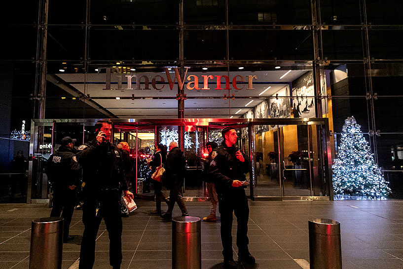 NYPD officers stand near the Time Warner Center Building after the building was evacuated due to a bomb threat, in the Manhattan borough of New York City, New York, US, on 6 December 2018. Photo: Reuters